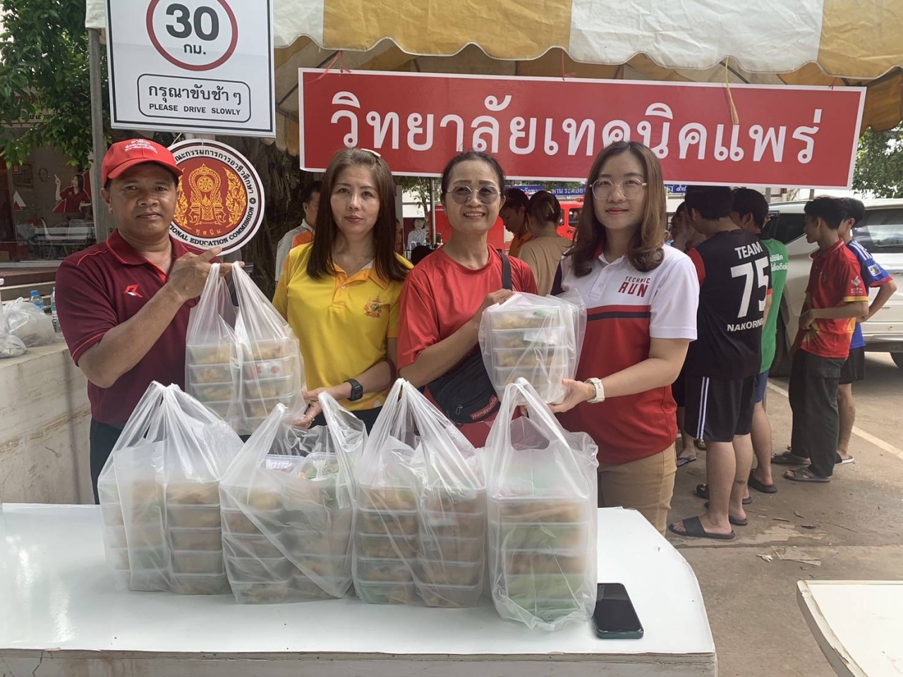 446878_0.jpg - อาจารย์เมย์ ส่งความช่วยเหลือถึงหน้าบ้านผู้ประสบภัย | https://ajanmay.com